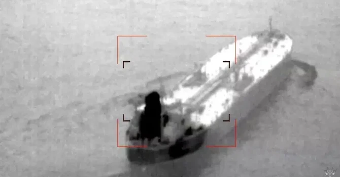 Flotă fantomă Rusia – O navă a fost sechestrată la sud de Reunion pentru „transport ilegal de combustibil”, anunţă Macron
