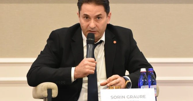 Petromidia și-a reorientat livrările de carburanți pe piața internă, în contextul crizei. Conducerea rafinăriei cere predictibilitate legislativă și dialog cu statul: “Nu putem să oprim războaiele din jur, dar putem să facem multe lucruri aici, la noi acasă”
