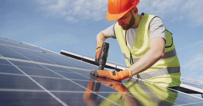 RenewAcad deschide centru de pregătire la Arad, unde va apărea parcul fotovoltaic mamut de 1,3 GW. 1.000 de oameni vor trece pe aici