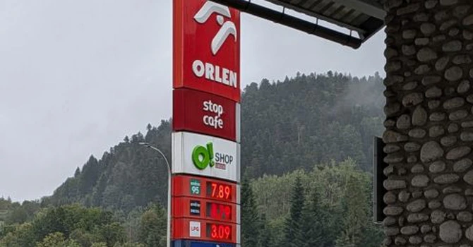 Cinci directori ai gigantului petrolier polonez ORLEN au fost reținuți de procurori pentru că ar fi scăzut prea mult prețul carburanților în benzinării