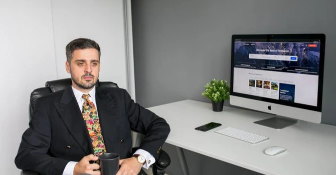 Un român concurează cu Airbnb și Booking. Platforma de cazări Travlocals crește cu 50% și depășește 500.000 de euro investiții