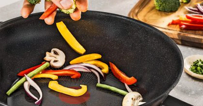 Se vor interzice tigăile antiaderente în Europa? Producătorul Tefal riscă un nou proces în Franța, iar UE pregătește noi reguli din 2027