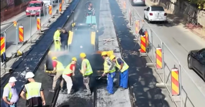 VIDEO Se așterne primul strat de asfalt la șinele de tramvai din zona Podului Constanța. Când se deschide circulația la două benzi pe sens