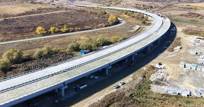 Autostrada A3 Transilvania: A început asfaltarea celui mai lung viaduct de autostradă din România