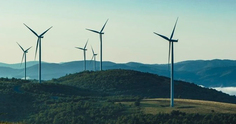 Industria eoliană a instalat în 2023 capacități record de 117 gigawați – raport GWEC