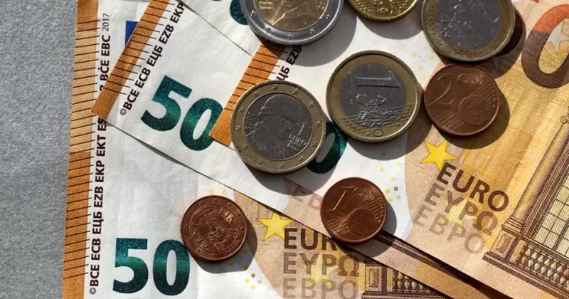 Din 8 aprilie, Raiffeisen Bank limitează la 10.000 de euro lunar schimburile valutare efectuate în Smart Hour la cursul BNR