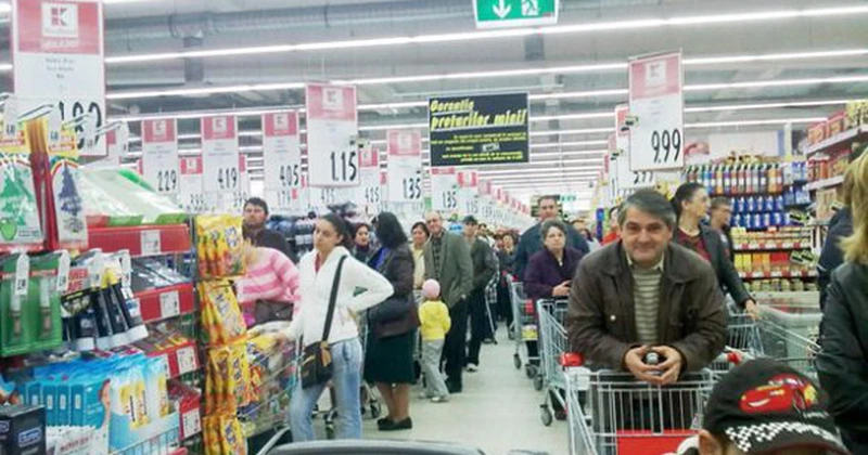 Magazinele nu se vor închide în weekend, a anunţat Ciolacu