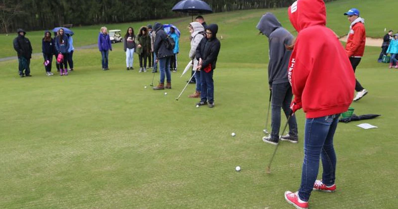 Comuniștii ruși protestează după ce Ministerul Educației a introdus în programa școlară golful, un sport al „elitelor occidentale neprietenoase”
