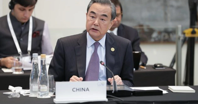 Întâlnire între șefii diplomațiilor americană și chineză în timpul sesiunuii ASEAN din Malaezia. Ministrul Wang Yi a calificat întrevederea cu Rubio ca fiind constructivă