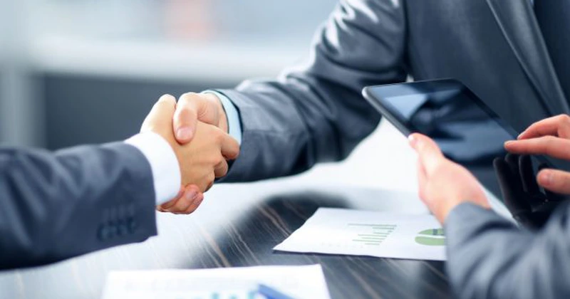 EXCLUSIV Agitație fără precedent în brokerajul de asigurări, cu zeci de mii de angajați și milioane de șoferi asigurați. Oferte în serie din afara țării și o mare surpriză de la firma fondată de Ion Țiriac