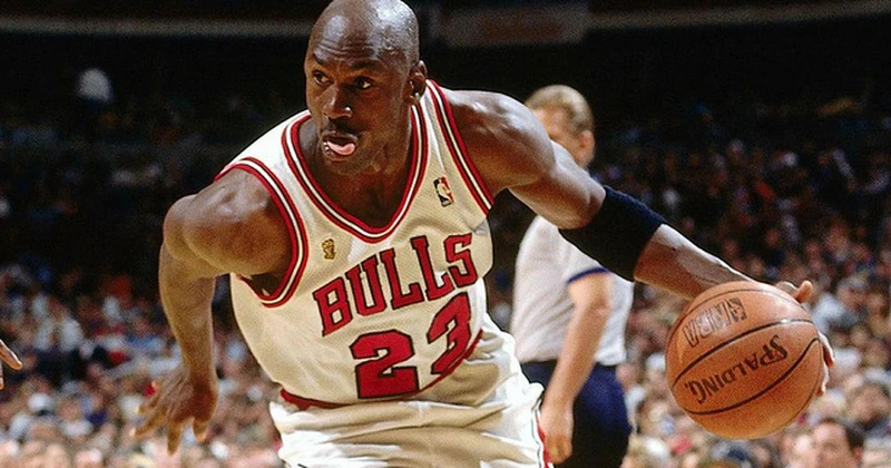 Un cartonaș semnat de Michael Jordan a fost vândut la licitație pentru 2,5 milioane de dolari