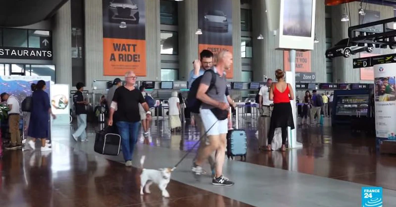 933 de zboruri au fost anulate joi în Franța ca urmare a grevei controlorilor de trafic aerian