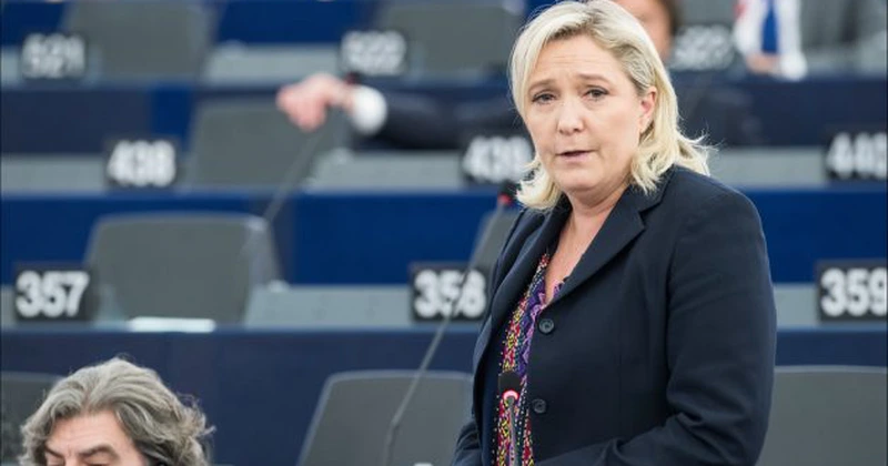 Parchetul European a declanșat o anchetă împotriva partidului condus de Marine Le Pen și a aliaților săi de extremă dreapta de la Bruxelles. Adunarea Națională denunță o tentativă de hărțuire