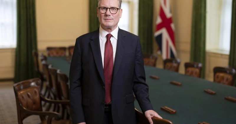 Zile de foc în Marea Britanie – Starmer ignoră apelurile de a demisiona, spunându-le miniştrilor că va continua să guverneze
