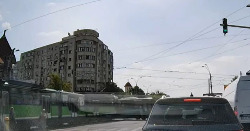 VIDEO – Accident grav în centrul Bucureștiului. 11 răniţi după ce un tramvai s-a ciocnit cu un autobuz