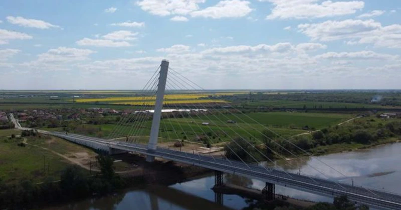 Pod de 30 de milioane de euro construit în vestul României riscă să se prăbușească înainte de deschidere