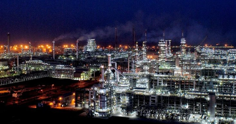 Rafinăriile încep să se oprească în lipsa petrolului care nu mai poate ieși din Golful Persic