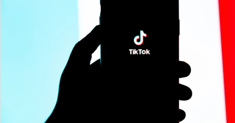 7 din 10 tineri din România sunt captivi pe TikTok. Alarmă pentru angajatori și alte implicații pe piața muncii – studiu