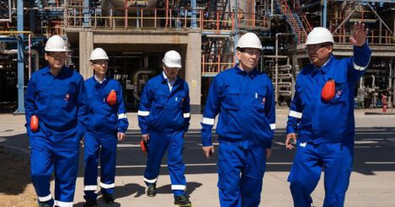 Șeful fondului suveran al Kazahstanului, în vizită la rafinăria Petromidia