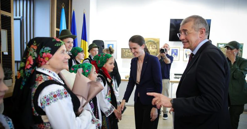 Românii din Cernăuți i-au cerut ministrului de Externe salvarea învățământului în limba română