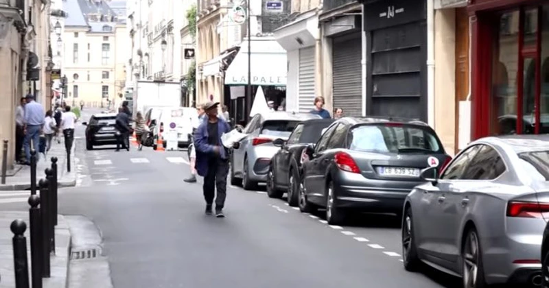 Emmanuel Macron îl va decora pe ultimul vânzător ambulant de ziare din Paris