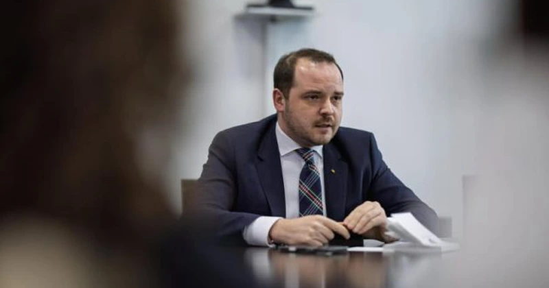 Alexandru Rogobete (PSD) avertizează că sistemul de finanțare al spitalelor se confruntă cu un dezechilibru major. Este posibil ca de la 1 octobrie ambulanțele să rămână fără bani de combustibili