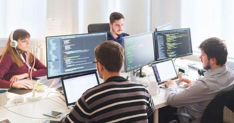 80% dintre angajatori consideră că dezvoltarea AI-ului nu va influenţa volumul de recrutare în următorii doi ani