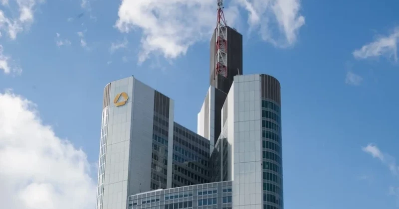 Şeful UniCredit nu exclude posibilitatea ca oferta de preluare a Commerzbank să fie îmbunătăţită