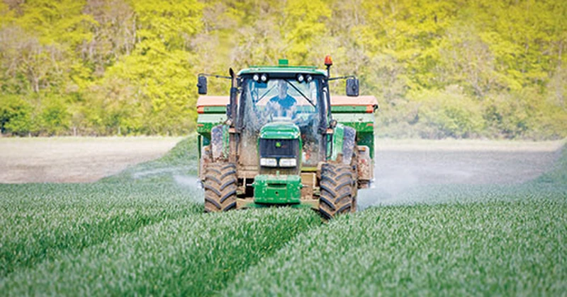 Războiul din Iran a dus la scumpirea îngrășămintelor, din cauza blocării Strâmtorii Ormuz. Presiunea crește pe prețurile globale ale alimentelor