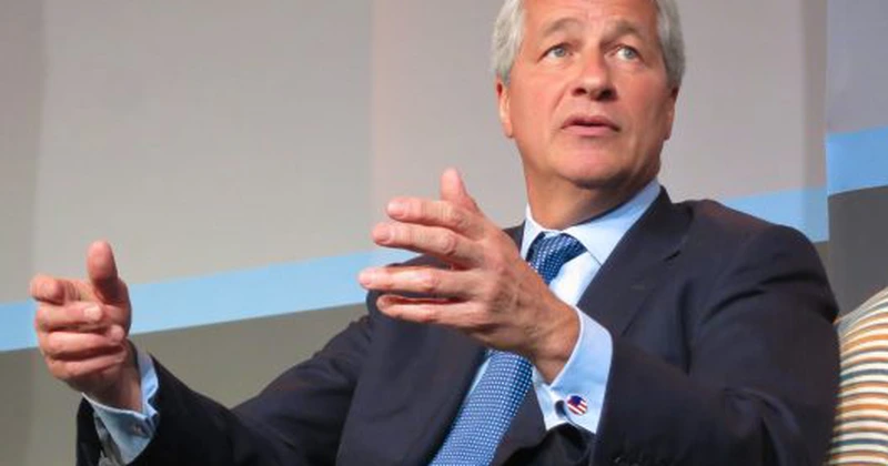 Șeful JPMorgan Chase, Jamie Dimon, estimează că inteligența artificială va schimba societatea mai rapid decât internetul și e posibil să aibă un impact negativ asupra angajaților săi