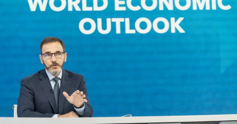 FMI și-a înrăutățit prognozele privind evoluția economiei globale și avertizează că e posibil să urmeze o recesiune