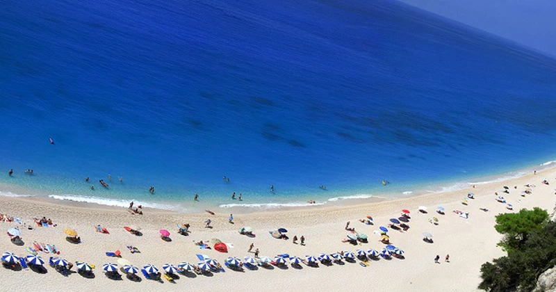 Controlorii de trafic aerian din Grecia sunt copleşiţi de boom-ul turistic