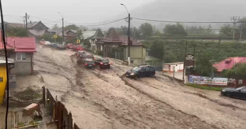 VIDEO Intervenţii pentru salvarea persoanelor blocate în autoturisme la Buşteni