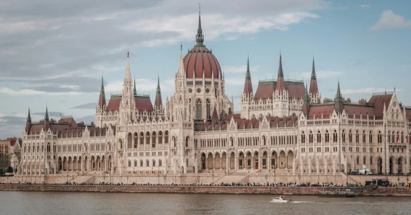 Ungaria: Parlamentul dezbate amendamentele constituţionale pentru a destructura „sistemul” Orban, ce protestează împotriva „tiraniei” actualei puteri