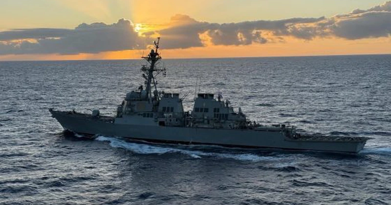 Un gigant în blackout – Distrugătorul american USS Benfold a petrecut mai multe zile fără electricitate în Marea Chinei de Sud. SUA au deschis anchetă