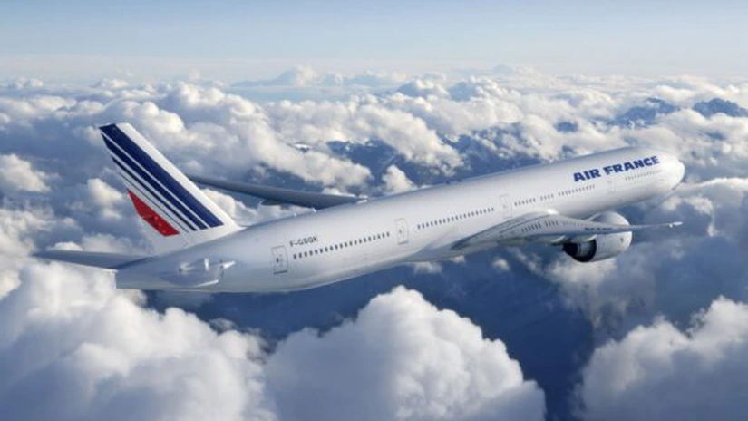 Pasagerii unui avion Air France, rugaţi să facă chetă pentru alimentarea cu carburant