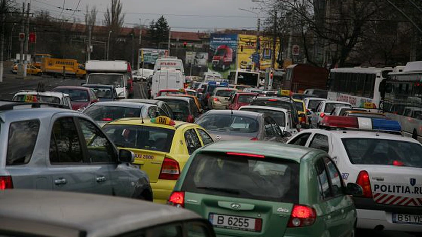 Guvernul se joacă cu taxa auto. Puţinii cumpărători învaţă piesa 