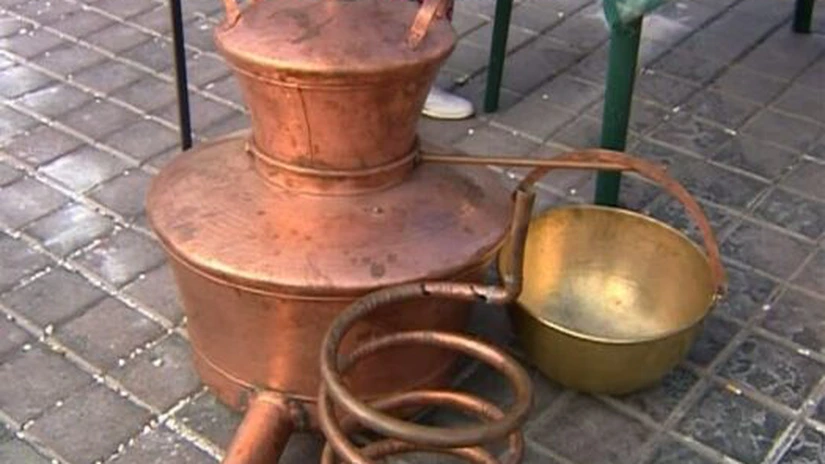 Impozitele îi îngroapă pe producătorii de ţuică: 