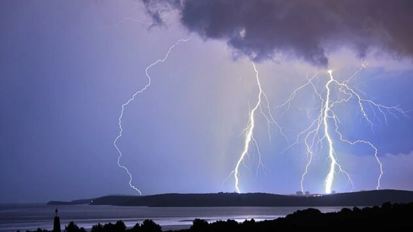 Meteo: Descărcări electrice şi vijelii în vest, nord şi centru până luni