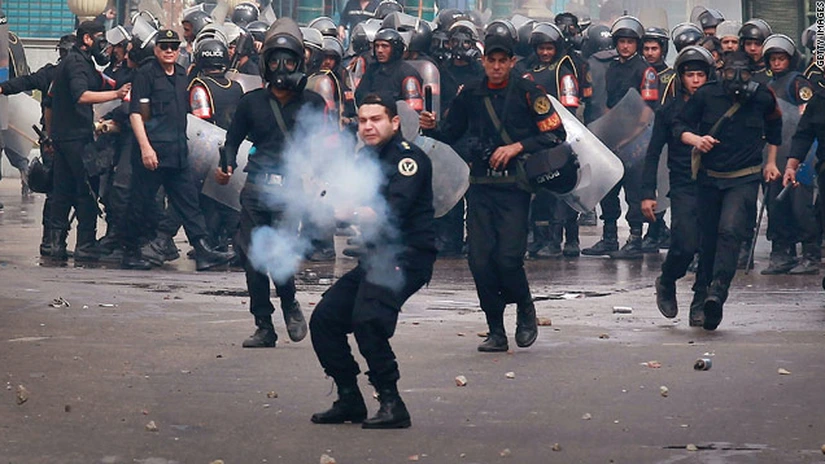 Gaze lacrimogene folosite împotriva manifestanţilor la Cairo