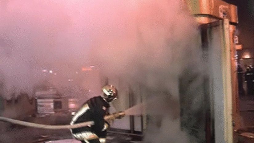 Incendiu puternic în Bucureşti: O conductă de gaze a luat foc în Drumul Taberei
