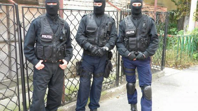 Procurorii au reţinut 13 persoane în dosarul reţetelor false