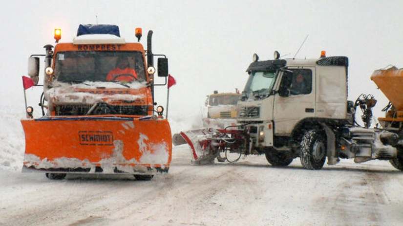 Ninsori în mai multe zone din ţară şi trafic în condiţii de iarnă. Drumarii intervin cu utilaje de deszăpezire