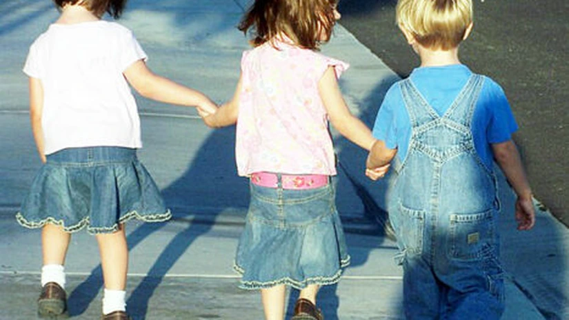 Comisia Europeană finanţează distribuirea de lapte, fructe şi legume către şcolarii europeni