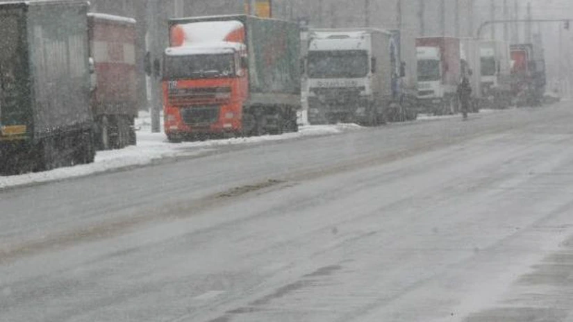 Transportatorii cer reluarea atribuirii traseelor şi ameninţă cu proteste