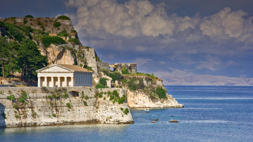 Disperare greacă: 50 de hectare din insula Corfu vor fi concesionate pe 100 de ani