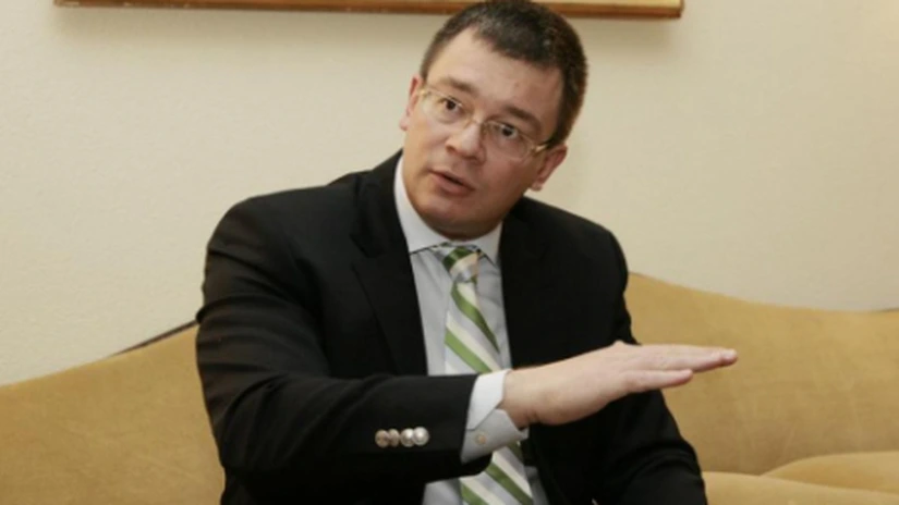 Ungureanu i-a spus lui Isărescu că va majora salariile, dar încă nu a stabilit cu cât
