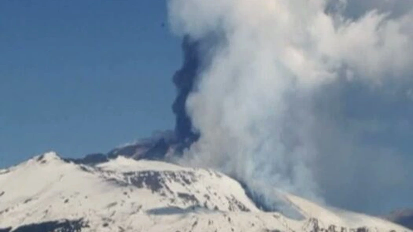 Erupţia vulcanului Etna: Aeroportul din Catania a fost închis