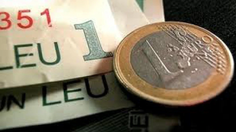 Cursul a fluctuat sub 4,38 lei/euro la finalul sesiunii interbancare