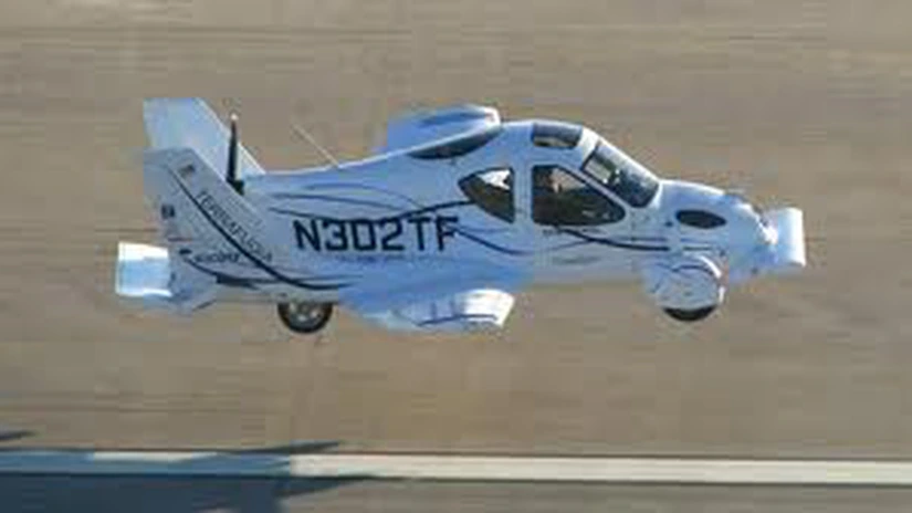 O companie americană a efectuat primul zbor al unei maşini cu aripi pliabile